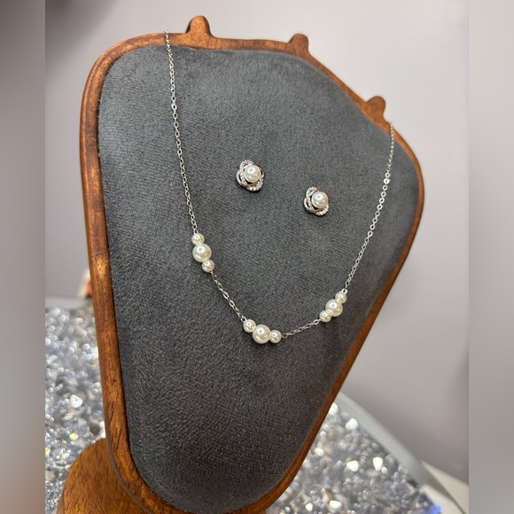 Elegant Silver Pearl Necklace - Picture 7 of 7